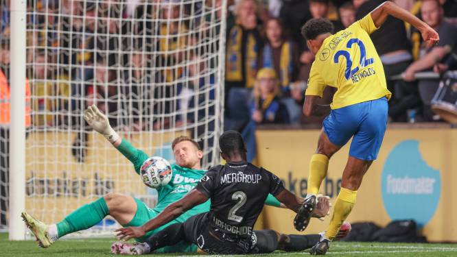 Doelman Dillon Phillips (KV Oostende) staat tegen Westerlo in een schietkraam: “Een beschamende prestatie”