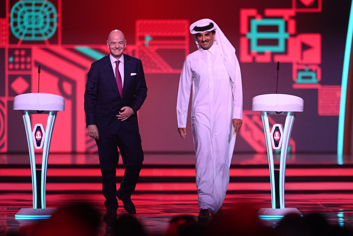 ‘Dat Qatar het WK voetbal slechts heeft weten binnen te halen door middel van omkoping, is absoluut onjuist. Net als de bewering dat onze stadions met airco een aanslag op het milieu zouden zijn.’ (Foto: met FIFA-voorzitter Gianni Infantino.) Beeld FIFA via Getty Images