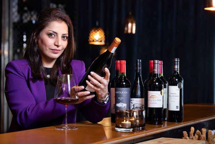 Sommelier Sepideh Sedaghatnia beoordeelt 15 rode wijnen uit de supermarkt onder 10 euro.