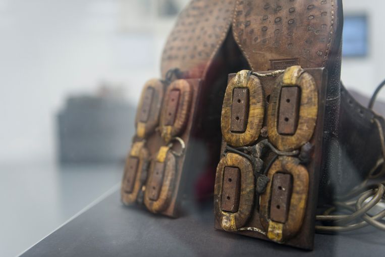 De ‘Magnetische schoenen’ in het M HKA in 2014. Beeld PHOTO NEWS