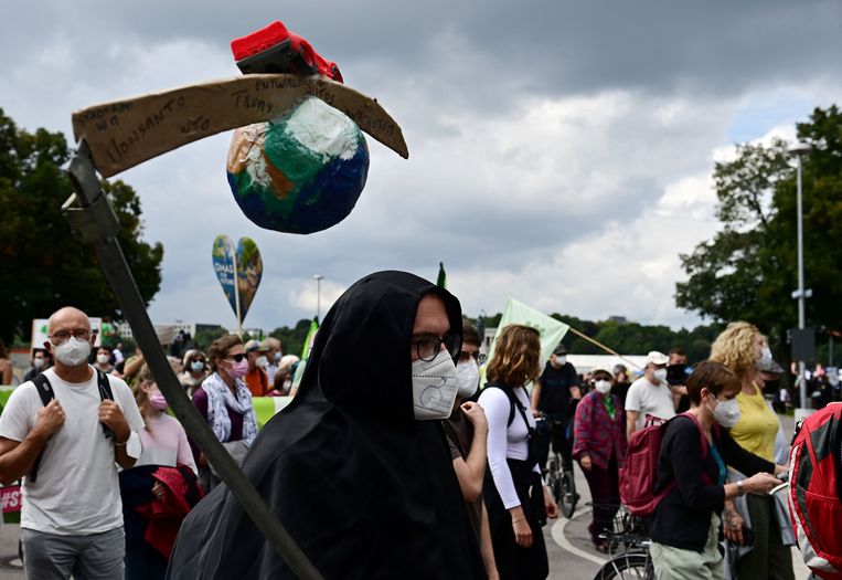 Een verklede klimaatactivist  tijdens een protest in München. Beeld AFP