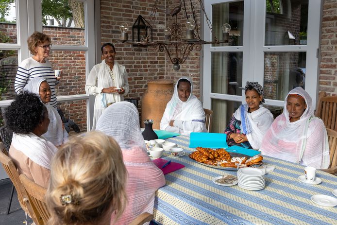 De Belles Amies proberen Eritrese vrouwen meer bij de Nederlandse samenleving te betrekken.