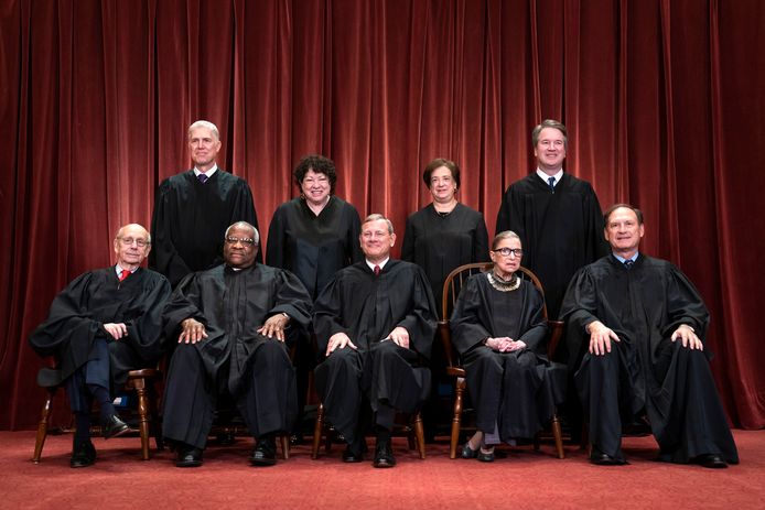 Archiefbeeld. De leden van het Amerikaanse Hooggerechtshof, met Ruth Bader Ginsburg op de voorste rij als tweede van links. (30/11/2018)