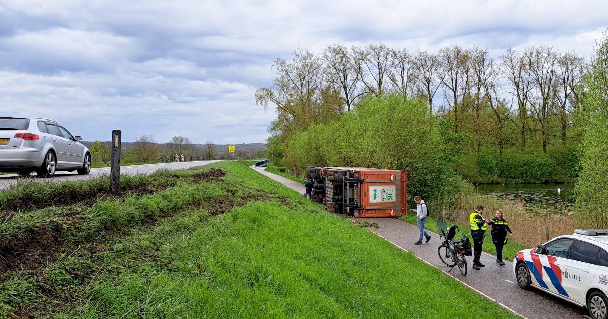 Opnieuw vrachtwagen van de dijk: chauffeur moet uitwijken voor tegenligger en belandt meters lager o