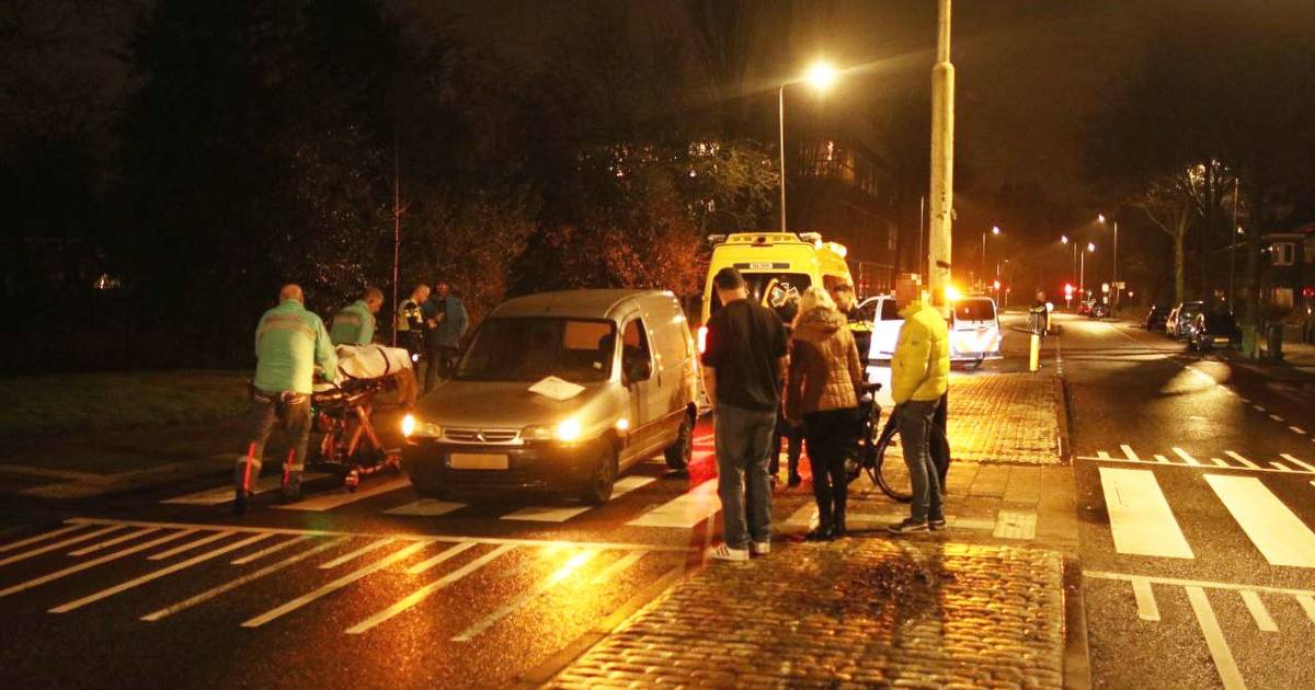 Vrouw gewond na aanrijding op zebrapad in Zwolle.