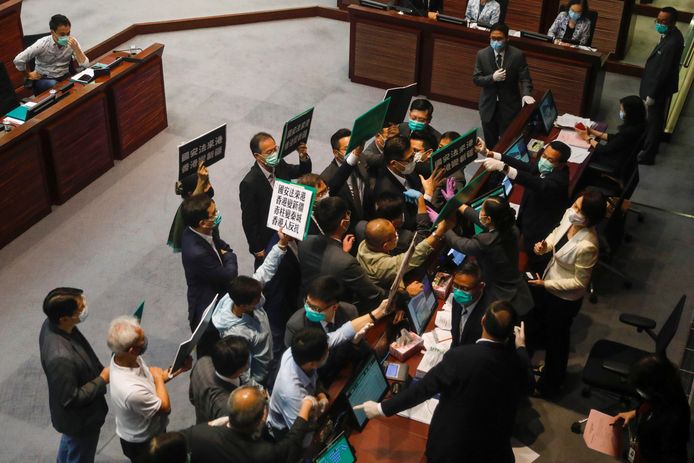 Tijdens een zitting van het parlement in Hongkong kwam het vandaag al tot protest.