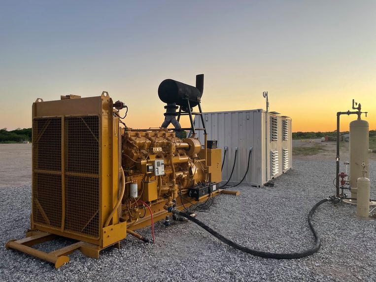Een gasgenerator levert de stroom voor het mijnen van bitcoins voor een datacenter in Texas. Beeld Hollandse Hoogte / AFP
