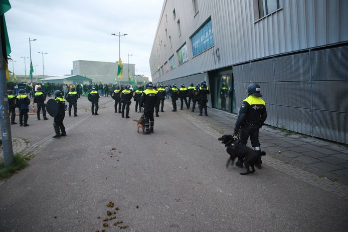 Rondom het stadion voert ME charges uit.