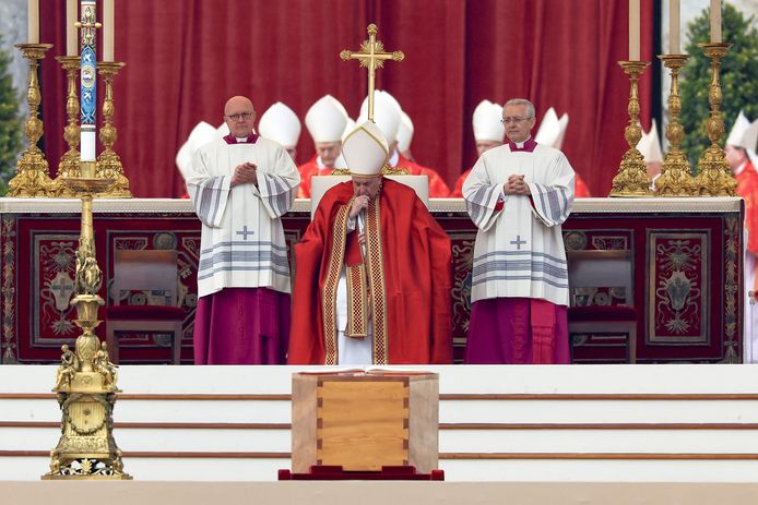 Het is de eerste keer dat de mis voor een overleden paus werd opgedragen door de nieuwe paus.