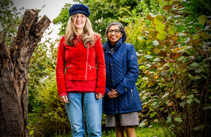 Om mensen die in armoede leven te behoeden voor verdere financiële ellende als een dierbare komt te overlijden, kunnen Sherita Thakoerdat (rechts) en Ardy Moeijes hen ondersteunen.