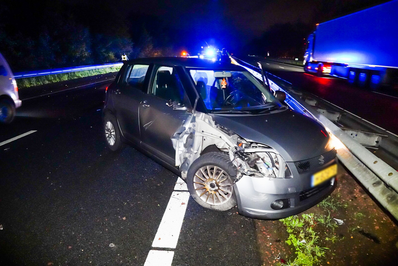 Een bestuurder is in de nacht van maandag op dinsdag met zijn of haar auto tegen een vrachtwagen gebotst op de A67 bij Lierop.
