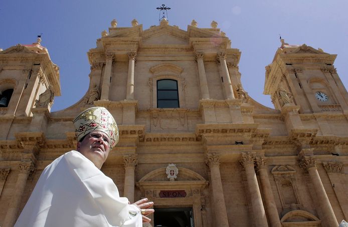 Archiefbeeld. De kathedraal van het Siciliaanse plaatsje Noto.  De man op de foto is niet de huidige bisschop. (18/07/2007)