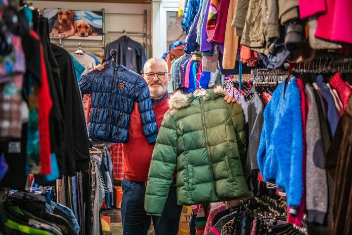 Richard Brand van Kledingbank Groene Hart toont een paar winterjassen. In Alphen zoeken ze vooral trendy kleding.