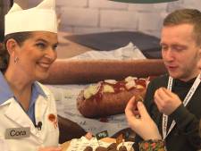 Cora (van Mora) neemt mensen in de maling met frikandel