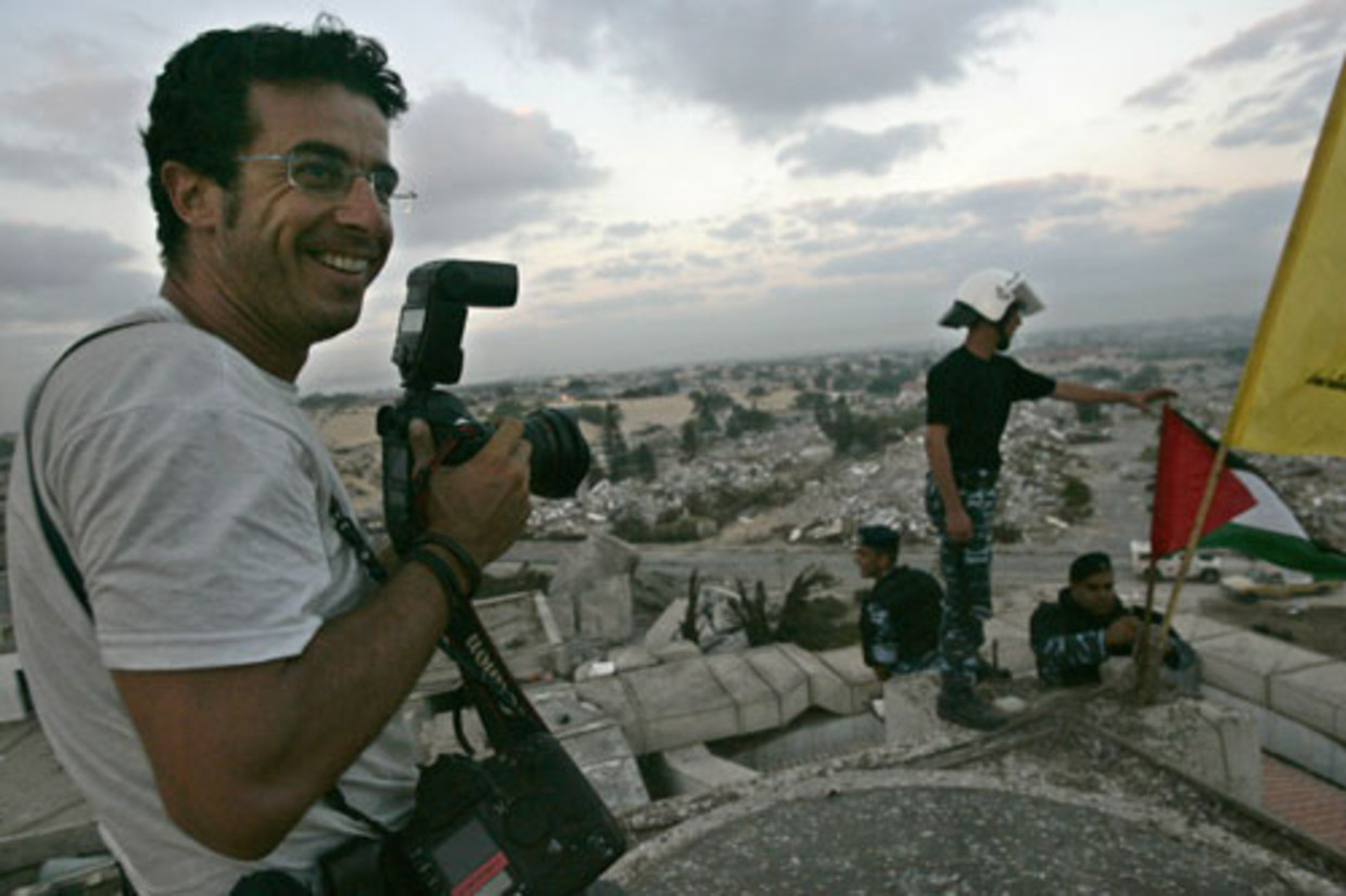 De Spaanse persfotograaf Emilio Morenatti, in september gefotografeerd toen hij aan het werk was in de Gazastrook. Morenatti (37), die werkt voor het persbureau AP, is dinsdag in Gaza door gewapende Palestijnen ontvoerd. Dat hebben ooggetuigen gezegd. (AFP) Beeld 