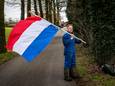 Melkveehouder Walter Luttikhuis heeft de Nederlandse vlag bij zijn melkveehouderij weer omgedraaid na de winst van BBB.
