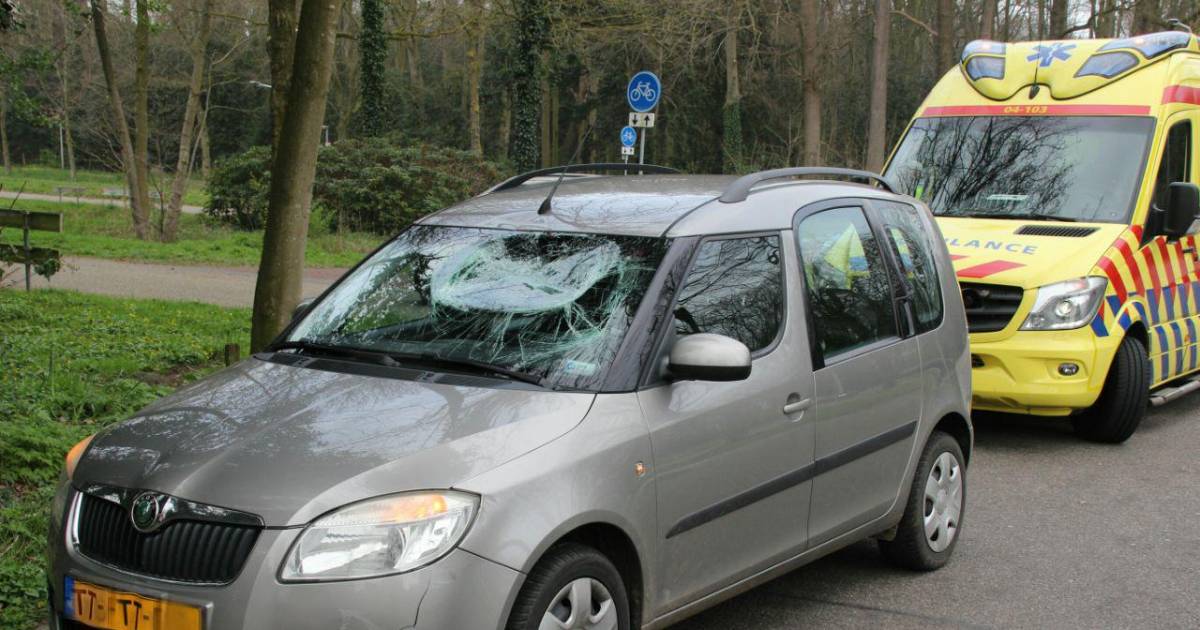 Fietser gewond bij aanrijding in Wijhe, auto zwaar beschadigd.