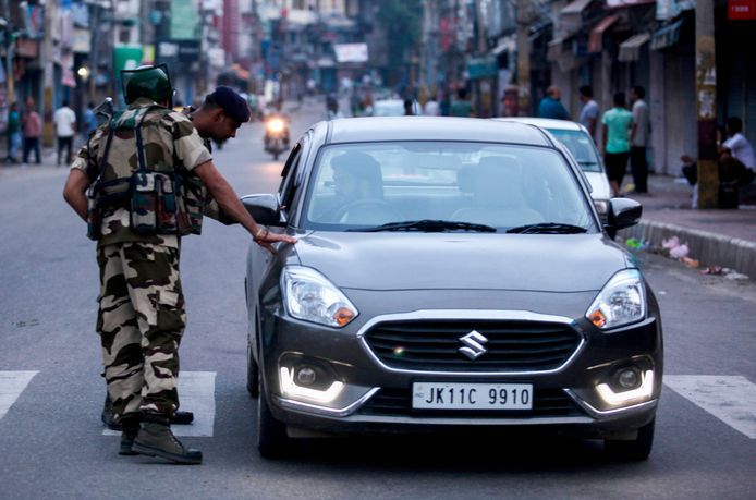 Veiligheidstroepen controleren een auto in Jammu, Kasjmir.