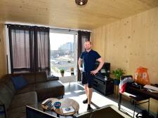 Hugo de Jonge is dolblij met deze huizen, maar het is net een sauna: ‘Het is hier 27 graden’