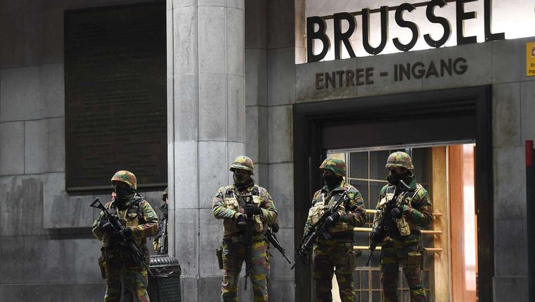 Militairen zondag voor het station in Brussel. Beeld afp