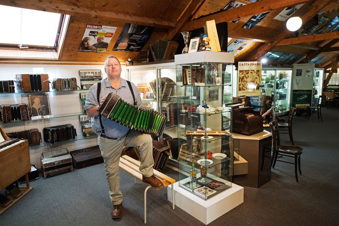 Henk Kuik met een bandoneon in het accordeonmuseum.