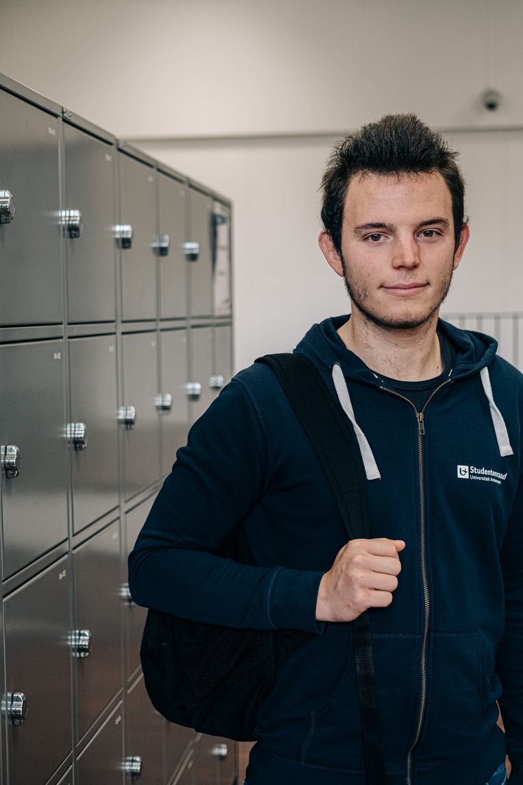 Jens Matthé (22) woont in Zoersel. Studeert handelsingenieur aan de Universiteit Antwerpen. Route: met de fiets naar de bushalte, daarna met de bus naar Antwerpen, te voet naar de campus. Reistijd: 1 uur en 10 minuten Beeld Wouter Van Vooren