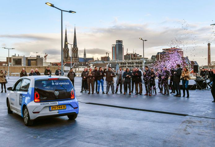 Met elektrische gemeente-auto door het lint: de nieuwe parkeergarage Emmapassage is geopend.