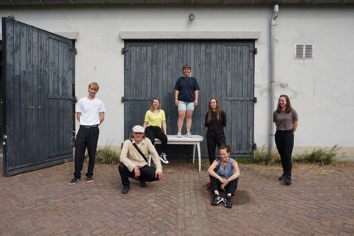 De zes jonge en oudere kunstenaars van BIJ/NA, samen met Ron Dirven van het Van GoghHuis uit Zundert voor de Bredase StadsGalerij