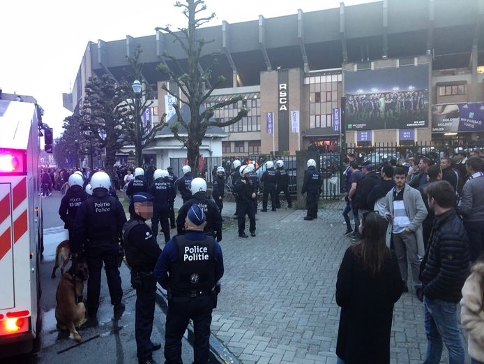 Politie aan de stadionpoorten van Anderlecht