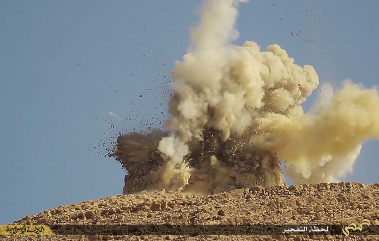 Still uit een IS-video, waarin een mausoleum in Palmyra wordt opgeblazen. Beeld ap