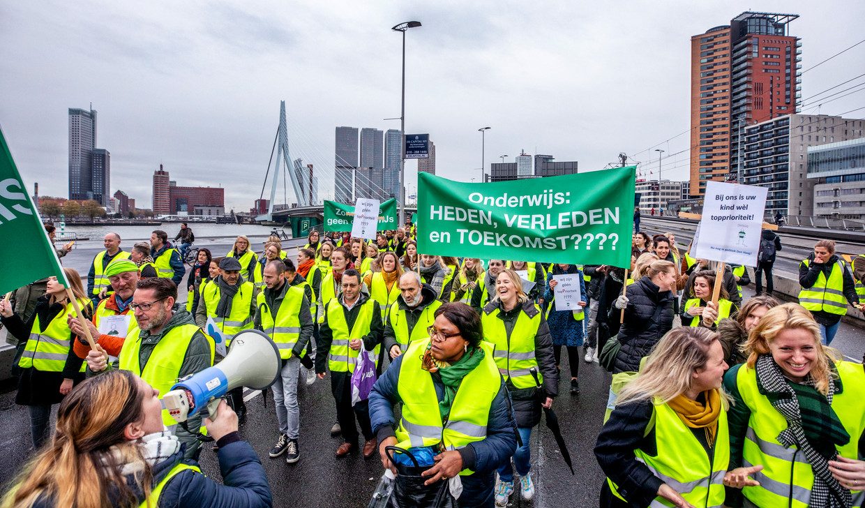 Leraren demonstreren op de Rotterdamse Erasmusbrug. Beeld Raymond Rutting / de Volkskrant