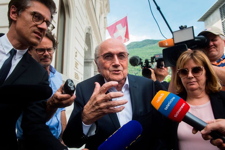 Voormalig Fifa-voorzitter Sepp Blatter bij het verlaten van de Zwitserse rechtbank in Bellinzona.  Beeld AP