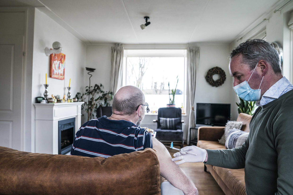 Een huisarts in Gieten vaccineert een man tegen het coronavirus. Beeld ANP