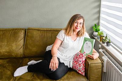 ‘Er ontbrak iets in mijn jeugd’: Zeycan (40) uit Oudenbosch verwerkt gemis van haar vader in boek