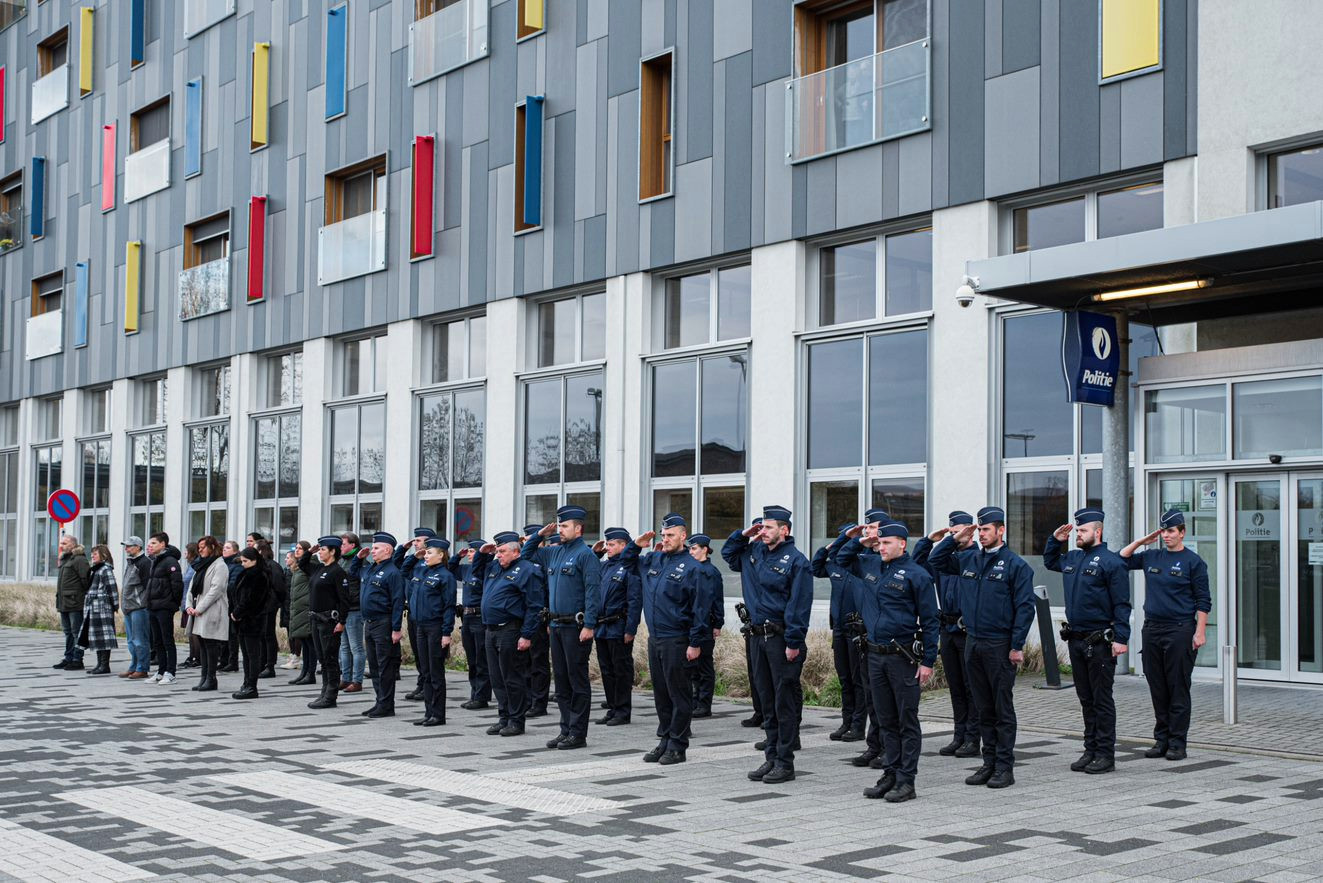 Politiekorps eert overleden collega met minuut stilte | Foto | hln.be