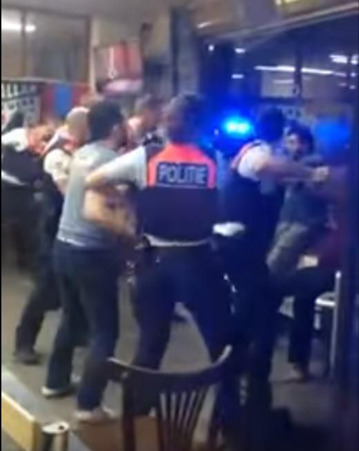 Dit beeld uit een filmpje van de vechtpartij toont hoe de agenten vuistslagen uitdeelden aan de cafégangers om ze te overmeesteren.