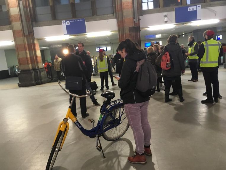 Wachtende reizigers op CS. Beeld Eva Hofman