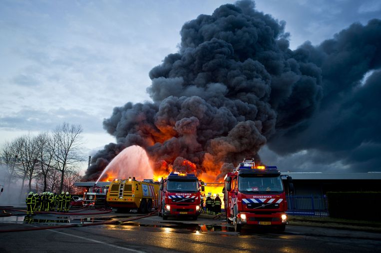 Brandweerlieden bestrijden de brand bij Chemie-Pack in Moerdijk in 2011. Beeld ANP