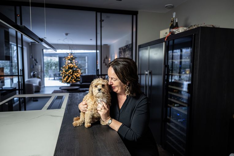 Monique Hertgers met hond die van haar zus was. 'Hoewel het gemis van Nicole enorm zal zijn, kan ik niet zeggen dat Kerstmis een andere betekenis heeft gekregen.'  Beeld Koen Verheijden