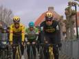 De jonge wielrenner rijdt mee in het wiel van Wout van Aert.