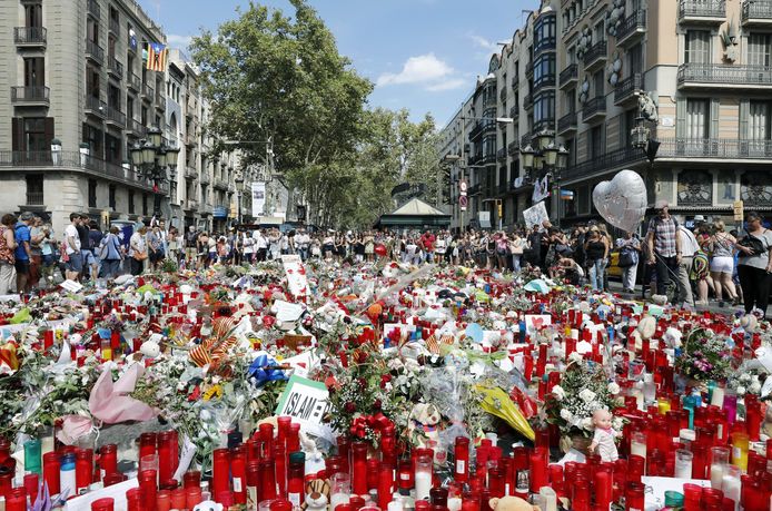 Beeld van de Ramblas op 23 augustus 2017: een enorm eerbetoon van bloemen en kaarsen voor de slachtoffers van de terreuraanslag.