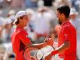 Novak Djokovic ontvangt de felicitaties van Aleksandar Kovacevic.