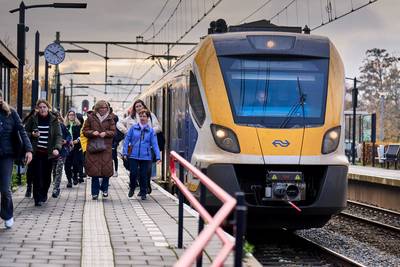 Zwaar vuurwerk ontploft in trein vanuit Amsterdam, jongen (18) gewond aan hand: “Te idioot voor woorden”