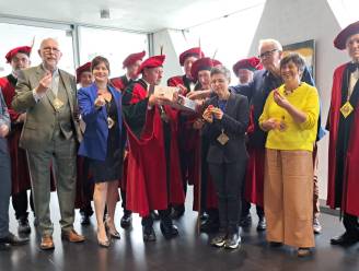 Gouverneur Cathy Berx en de deputés krijgen eerste aardbeien van Coöperatie Hoogstraten