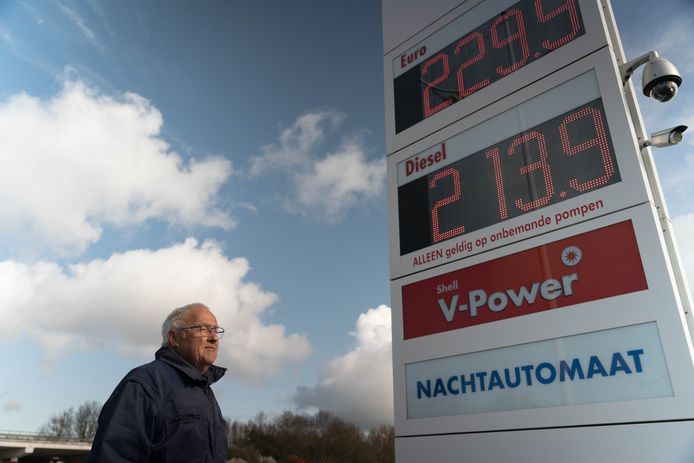 Jacob van Eijkeren bekijkt de actuele benzineprijzen bij het Shell tankstation in Ritthem.