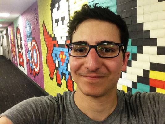 man geeft saai kantoor make over met ruim 8 000 post its bizar ad nl