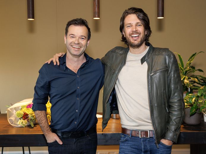 Renze Klamer met RTL-directeur Peter van der Vorst.