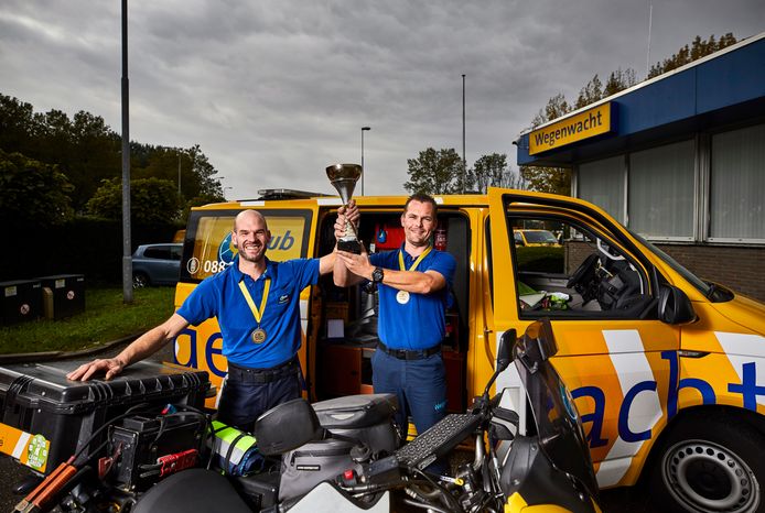 Eddy Segers (links) en Bart Lammerse met hun trofee uit Slovenië. Ze wisten als enige team twee Mercedessen weer aan de gang te krijgen.
