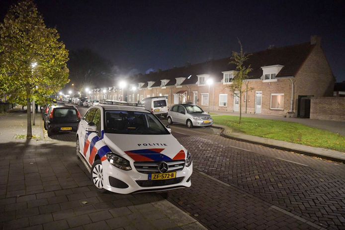 Grote groep schopt en slaat autobestuurder als hij uitstapt in Eindhoven en neemt zijn BMW mee. De politie doet onderzoek.
