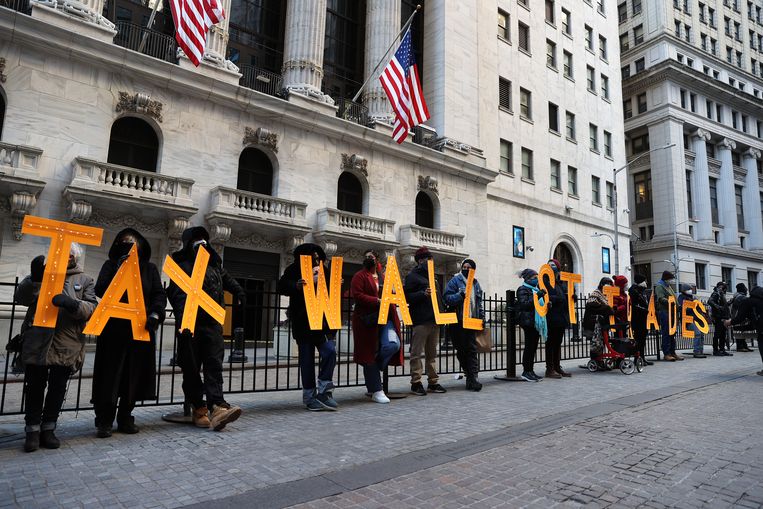 Een protest voor de beurs in New York als reactie op Robinhood.  Beeld Anadolu Agency via Getty Images